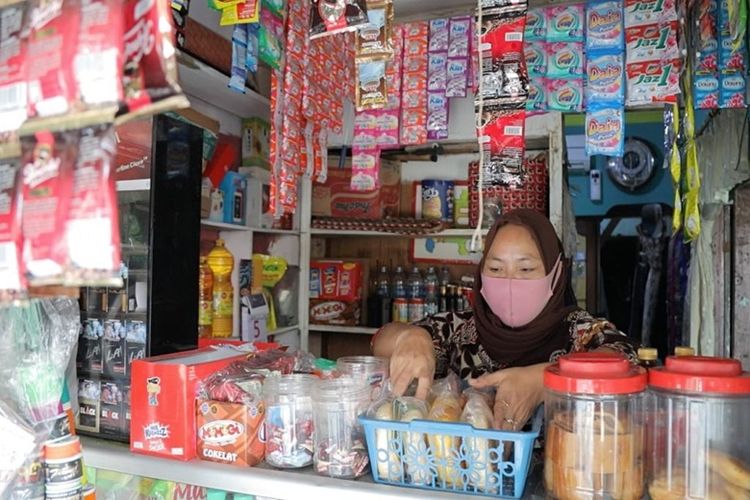 PNM memiliki program Membina Ekonomi Keluarga Sejahtera (Mekaar) yang berfokus membantu ibu-ibu dari keluarga prasejahtera melalui kredit usaha serta memberikan tiga modal utama, yakni finansial, intelektual, dan sosial. 