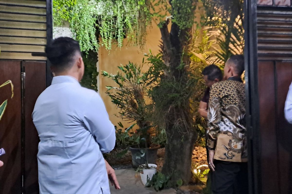 Pertemuan antara Presiden Republik Indonesia Prabowo Subianto Presiden ke-7 Joko Widodo (Jokowi) digelar tertutup, di Rumah Jokowi, Gang Kutai Utara, Kelurahan Sumber, Kecamatan Banjarsari, Kota Solo, Jawa Tengah, pada Minggu (20/7/2025).