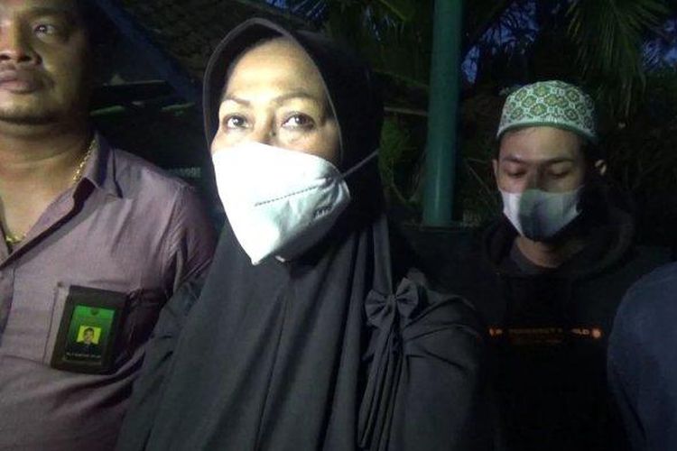 
Mimin Mintarsih (51) istri muda Yosef (55) saat selesai mendoakan kedua korban perampasan nyawa di Tempat Pemakaman Umum Istuning, Desa Jalancagak, Kecamatan Jalancagak, Kabupaten Subang, Senin (27/9/2021). 