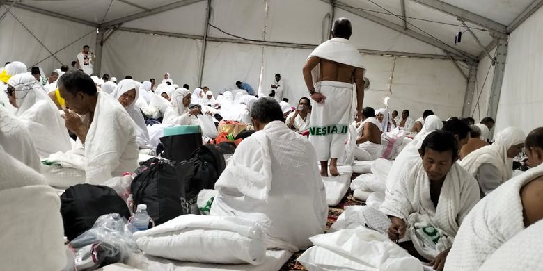 Kondisi jemaah haji Indonesia di tenda-tenda di Arafah yang dinilai terlalu sempit.