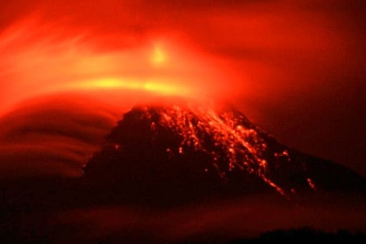 Gunung Lewotobi Laki-laki mengeluarkan lontaran lava pijar pada Selasa (16/1/2024) malam.