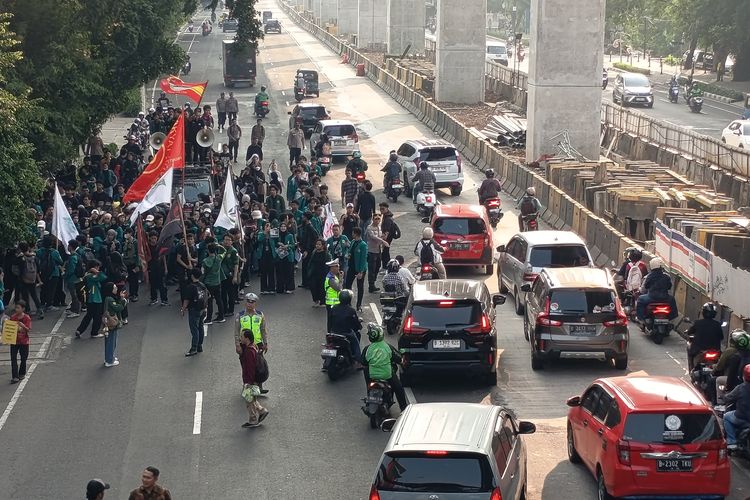 Demo Mahasiswa UNJ di Rawamangun Jaktim, Tuntut Pemerintah Turunkan Harga BBM