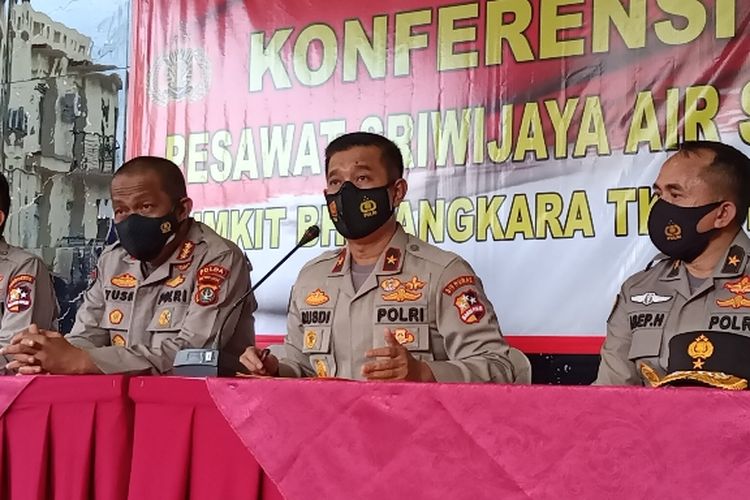 Kepala Biro Penerangan Masyarakat Divisi Humas (Karopenmas Divhumas) Polri Brigjen Rusdi Hartono (ketiga dari kiri) menyampaikan paparan terkait perkembangan terkini identifikasi korban di RS Polri Kramatjati, Jakarta Timur, Minggu (10/1/2021).