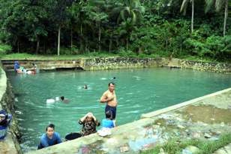 Permandian Baaluwu yang berada di tengah kampung Desa Matanauwe, Kecamatan Siotapina, Kabupaten Buton, Sulawesi Tenggara terasa segar dan menyenangkan. Warga desa memanfaatkan untuk mencuci dan juga mandi di permandian mirip sebuah kolam besar tersebut.