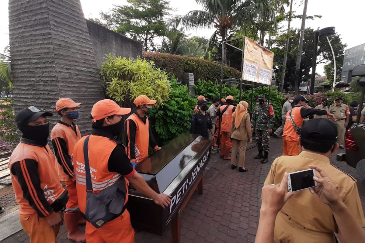 Peti mati diletakkan di Taman Ayodya, Kebayoran Baru, Jakarta pada Selasa (1/9/2020) sore.