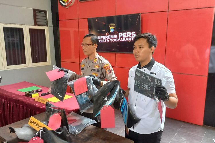 Polisi saat tunjukkan barang bukti motor yang dioereteli oleh dua remaja, Selasa (24/9/2024)