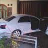 Sopir Mengantuk, Mobil Sedan Tabrak Rumah di Bantul
