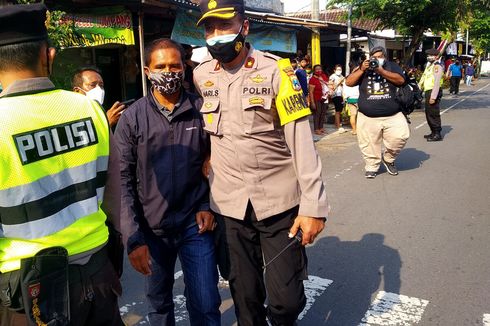 Tiba-tiba Bentangkan Poster ke Arah Jokowi, Pria di Blitar Ditangkap Polisi