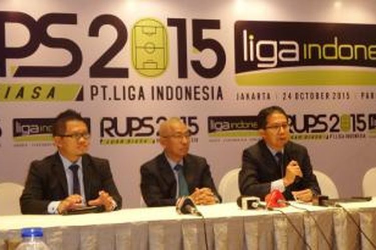 CEO PT Liga Indonesia Joko Driyono (kanan) menjelaskan hasil RUPS Luar Biasa 2015 kepada awak media di Hotel Parklane, Jakarta, Sabtu (24/10/2015) malam.