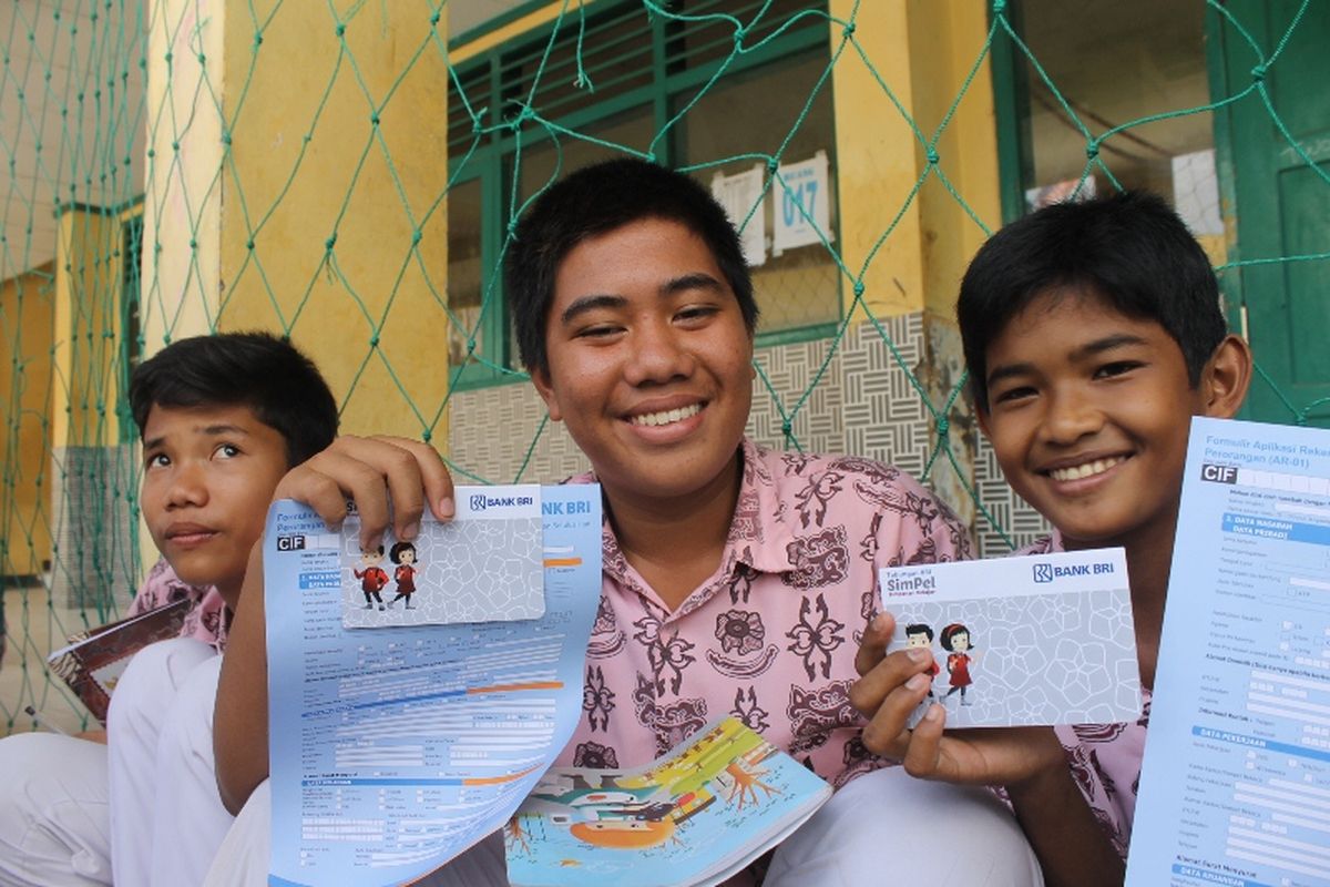 Siswa SMP di Bengkulu seusai menerima KIP di Kota Bengkulu.