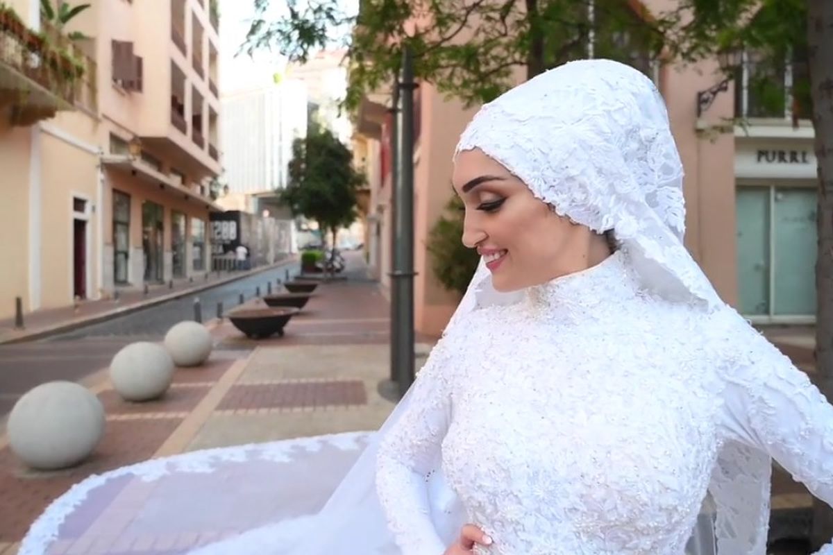 Israa Seblani, pengantin yang menjadi saksi ledakan Lebanon di tengah sesi foto pernikahannya.