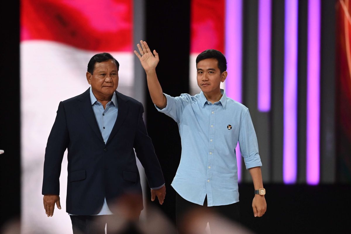 Capres-cawapres nomor urut 2 Prabowo Subianto (kiri) dan Gibran Rakabuming Raka (kanan) tiba di lokasi Debat Keempat Pilpres 2024 di Jakarta Convention Center (JCC), Jakarta, Minggu (21/1/2024). Debat Keempat Pilpres 2024 mengangkat tema terkait pembangunan berkelanjutan, sumber daya alam, lingkungan hidup, energi, pangan, agraria, masyarakat adat dan desa.