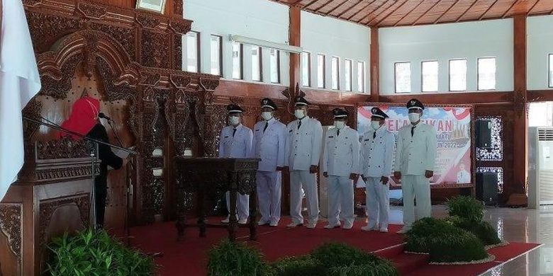 
Bupati Sragen Kusdinar Untung Yuni Sukowati ketika melantik enam Kades Antar Waktu di Pendopo Sumonegaran Rumah Dinas Bupati Sragen, Senin (1/8/2022) 
