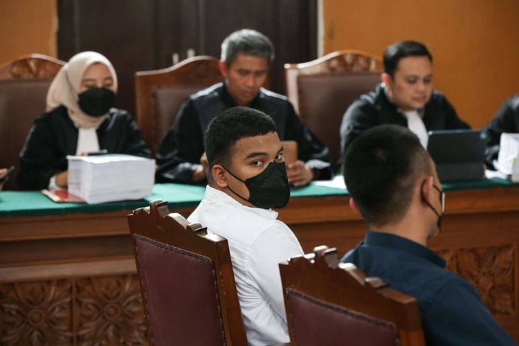 Mario Dandy Satriyo (kanan) dan Shane Lukas, terdakwa penganiayaan remaja berinisial D menjalani sidang di Pengadilan Negeri (PN) Jakarta Selatan, Selasa (13/6/2023). Agenda sidang lanjutan kali ini mendengarkan keterangan saksi salah satunya orang tua D, Jonathan Latumahina.