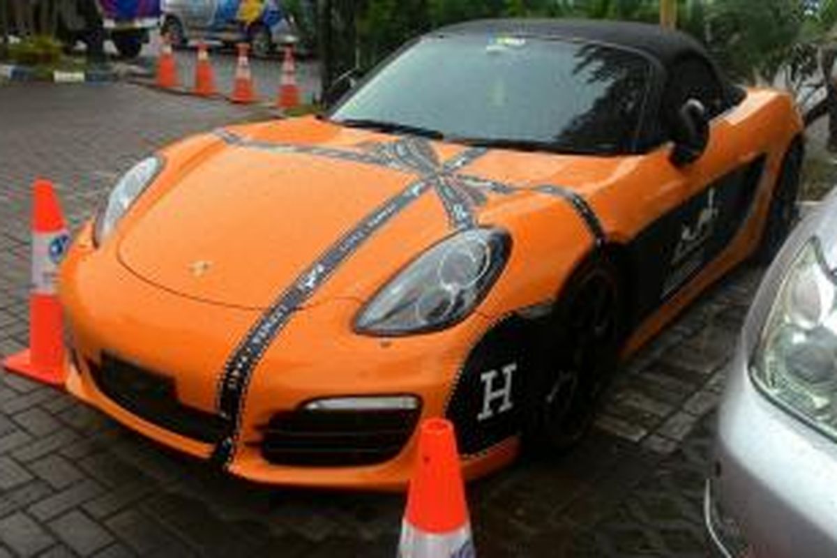 Mobil Porsche Boxter yang diakui sebagai milik Bella Shofie diamankan di Samsat Jakarta Utara, Selasa (9/6/2015). Mobil itu ditilang di Jalan Yos Sudarso, Senin (8/6/2015), pada Operasi Patuh Jaya.