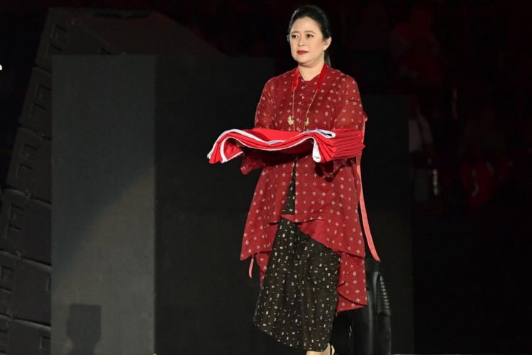 Menko PMK Puan Maharani selaku Ketua Dewan Pengarah APG 2018 didaulat membawa bendera merah putih untuk dikibarkan di tiang utama Stadion GBK, Sabtu (6/10/2018).