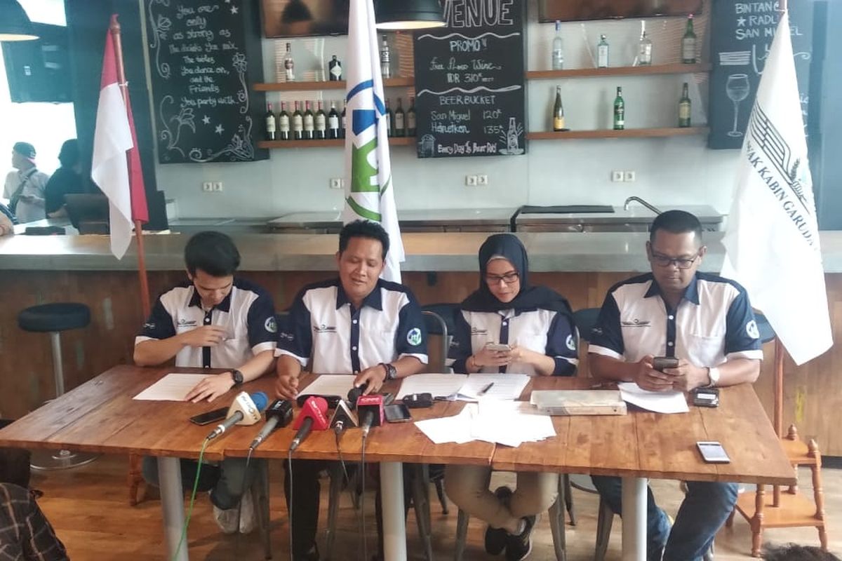 Ketua Umum IKAGI Zaenal Muttaqin (kedua kiri) mengadakan konferensi pers menanggapi pencopotan Ari Askhara di Jakarta, Jumat (6/12/2019