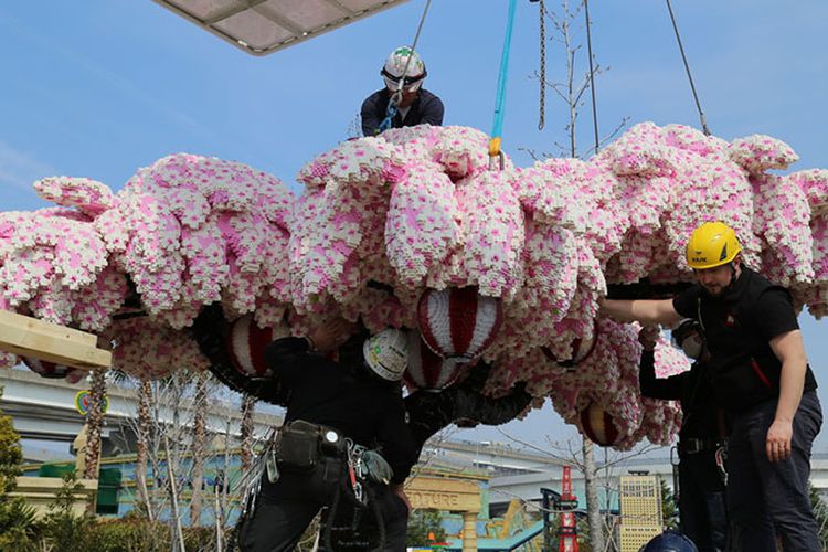 Pohon Sakura unik terbuat dari ratusan ribu LEGO