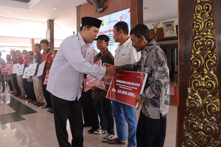 Bupati Wonogiri Joko Sutopo (Jekek) menyerahkan secara simbolis bantuan perbaiki rumah tidak layak huni (RTLH) kepada salah satu warga di Pendopo Kabupaten Wonogiri, Rabu (2/8/2023).