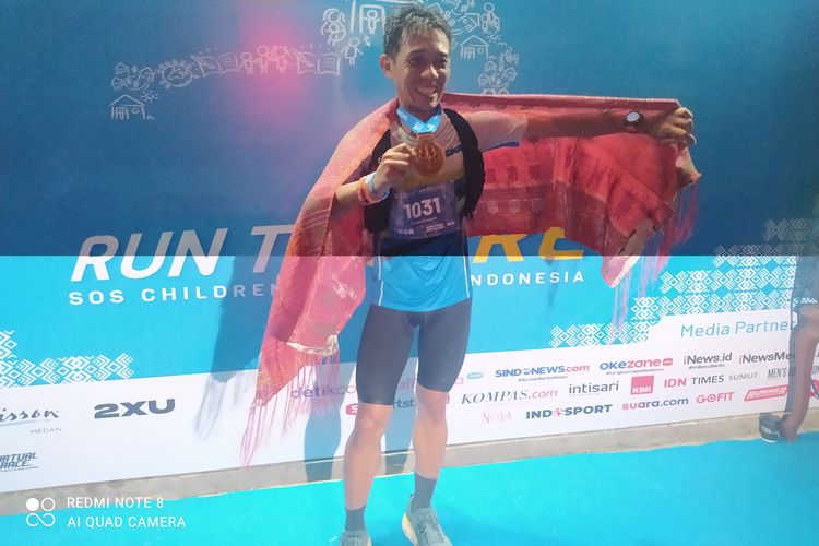Pelari ultramarathon 150 kilometer Run To Care 2022 tiba di garis finish kompleks SOS Children's Villages Indonesia di Medan, Provinsi Sumatra Utara pada Sabtu (30/7/2022) malam.

Hendra Siswanto yang mengenakan nomor urut 1031 mencatatkan waktu 19 jam, 41 menit, dan 43 detik.