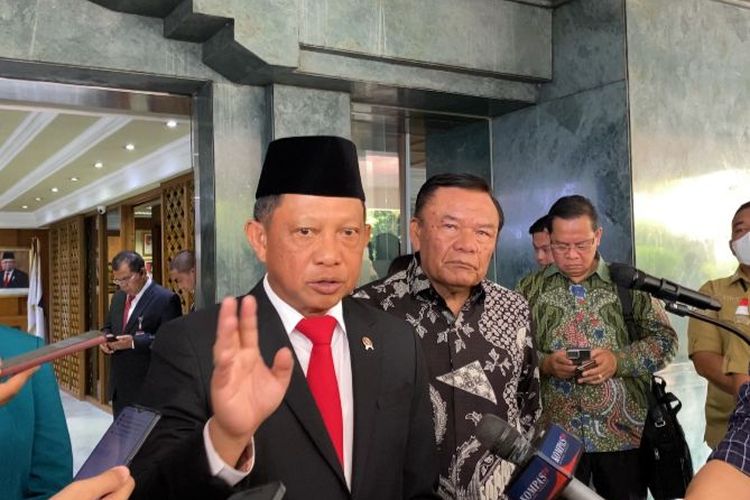 Menteri Dalam Negeri Tito Karnavian menjelaskan minyak goreng murah di Gedung Kementerian Dalam Negeri (Kemendagri), Jakarta Pusat, Rabu (19/6/2024). 