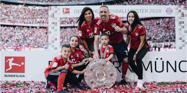 Frank Ribery ketika merayakan gelar juara Bundesliga bersama keluarga.