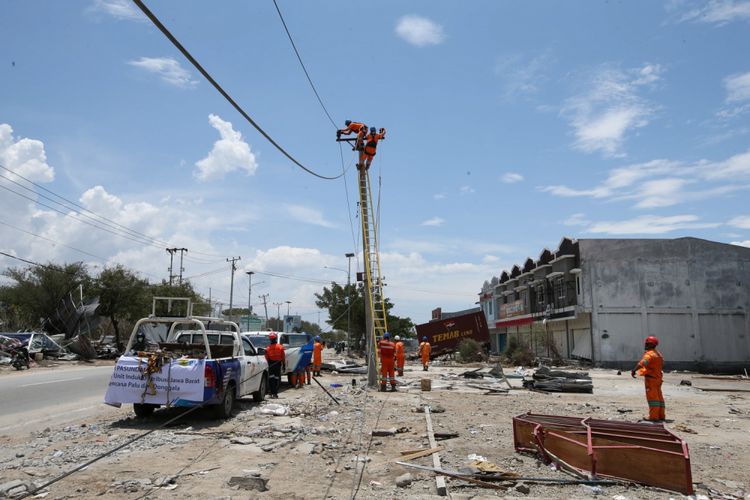 Petugas memperbaiki jaringan listrik di Jalan Trans Sulawesi di Mamboro, Kecamatan Palu Utara, Palu, Sulawesi Tengah, yang putus akibat gempa dan tsunami, Sabtu (6/10/2018). Jaringan listrik di beberapa wilayah di Kota Palu sudah mulai menyala.