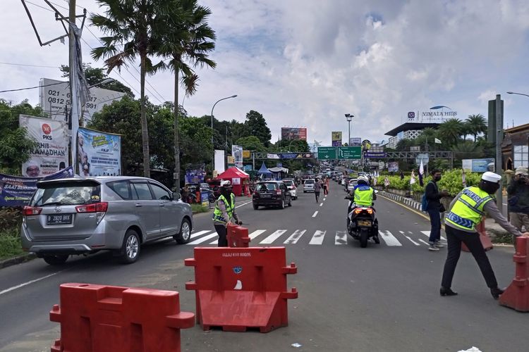 Situasi arus lalu lintas di jalur Puncak Bogor, Jawa Barat, Selasa (3/5/2022).