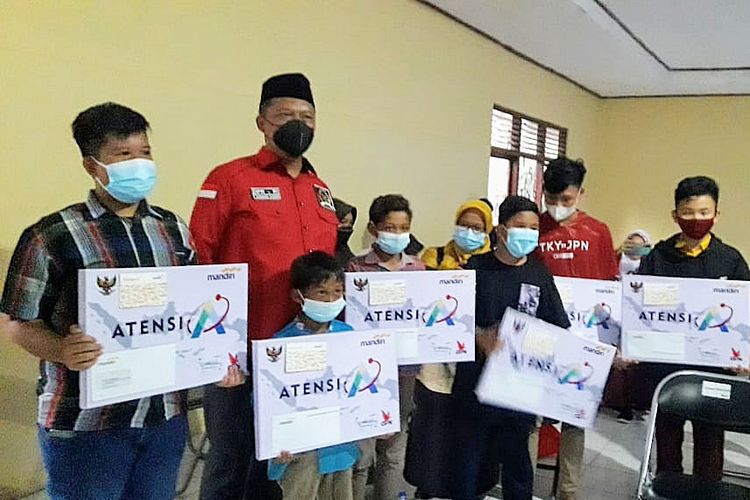 Penyaluran bantuan kepada anak yatim, piatu, dan yatim piatu di Provinsi Lampung