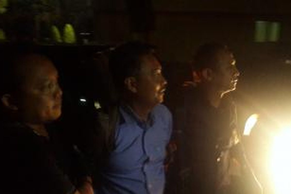(Tengah) Pemeras Lucky Hakim saat digelandang ke Polda Metro Jaya, Jakarta, Rabu (17/6/2015).