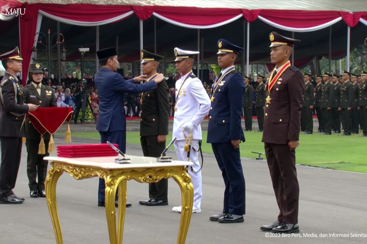 Presiden Joko Widodo melantik perwira TNI dan Polri lulusan tahun 2023 di halaman Istana Merdeka, Jakarta, Rabu (26/7/2023).