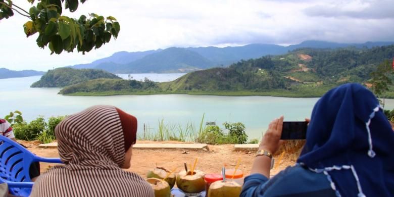 Melihat peandangan kawasan Mandeh dari Bukit Panorama Satu kawasan wisata Mandeh.