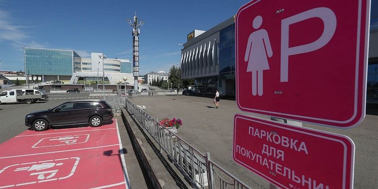 Tempat parkir khusus perempuan di swalayan Tsum, Kazan, Rusia.
