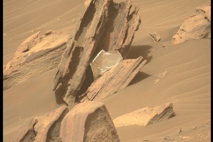 Wahana penjelajah Perseverance milik NASA menemukan sampah berupa selimut termal di Mars.