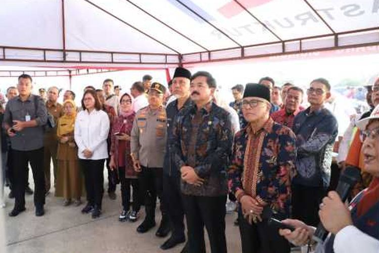 Menteri ATR/Kepala BPN, Hadi Tjahjanto saat mengunjungi lokasi pembangunan jalan Tol Padang-Sicincin pada Selasa (20/06/2023).