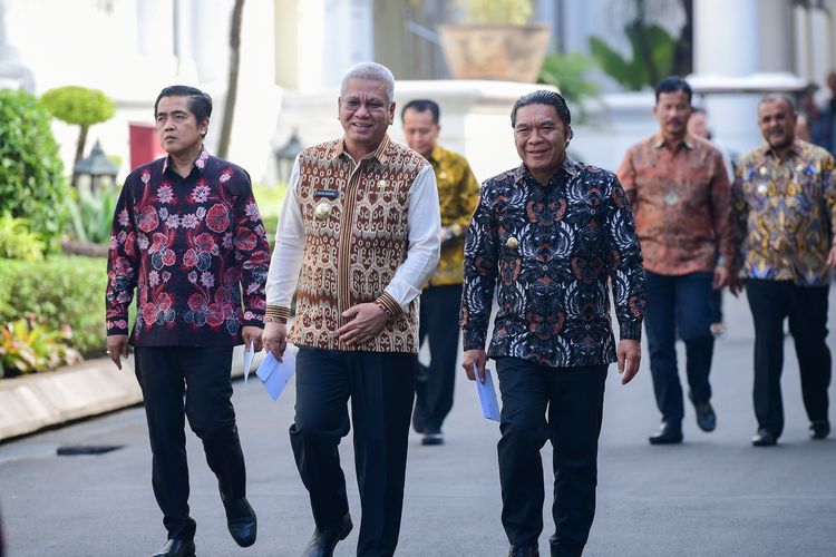 Penjabat (Pj) Gubernur Banten Al Muktabar berjalan bersama pemimpin daerah yang lain usai mengikuti Rapat Koordinasi Nasional Pengendalian Inflasi 2024, di Istana Negara, Jakarta, Jumat (14/6/2024).