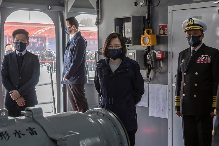 Presiden Taiwan Tsai Ing-wen bersama para petinggi angkatan laut.