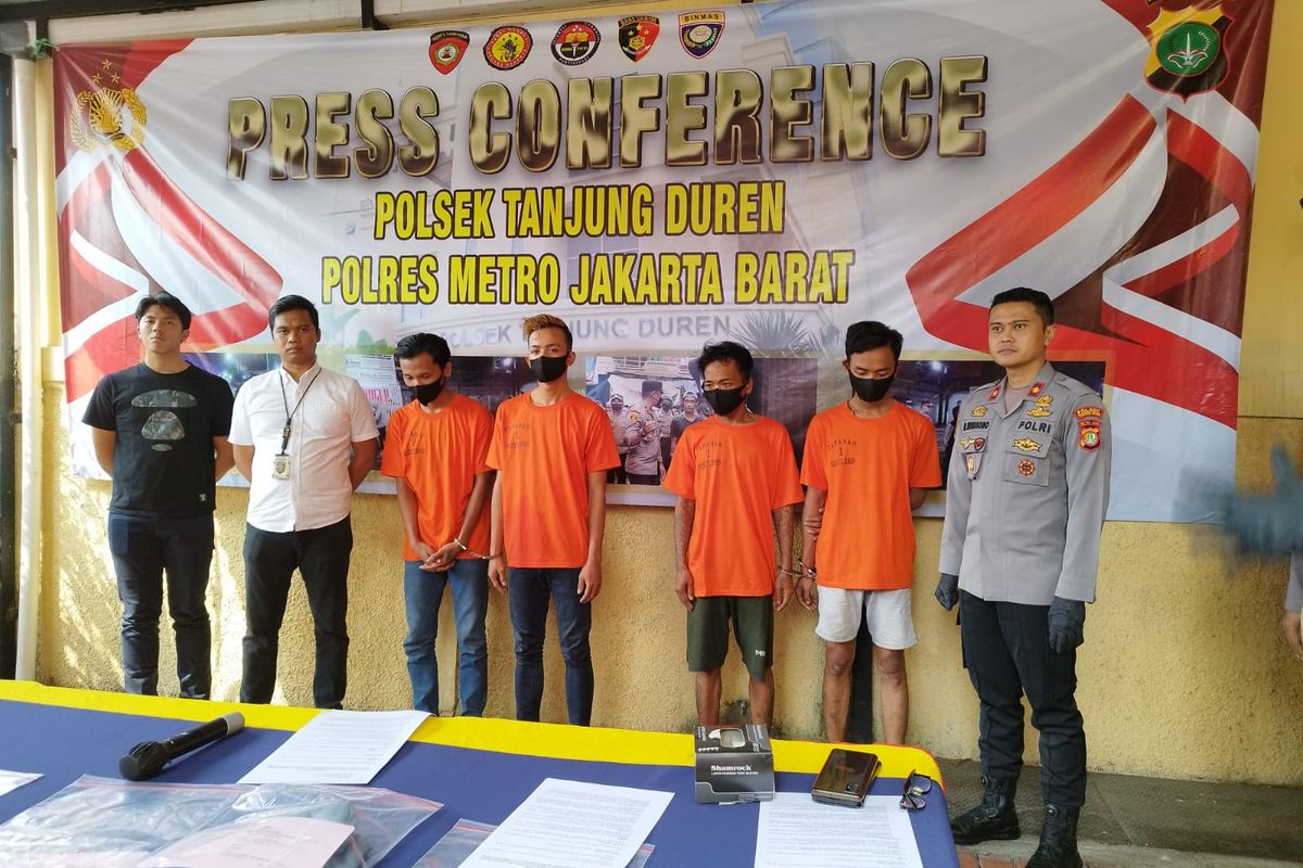 Kelima pelaku penganiayaan dan pencurian dengan kekerasan diamankan di Mapolsek Tanjung Duren, Senin (21/8/2023). (KOMPAS.com/XENA OLIVIA)
