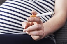 Ibu Menyusui Tetap Merokok, Amankah bagi Bayi? Apa Risikonya?