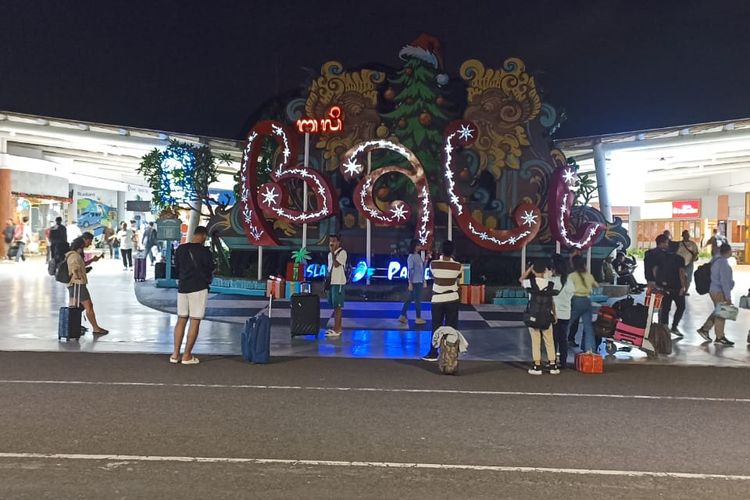 Ilustrasi wisatawan di Bandara Internasional I Gusti Ngurah Rai di Bali pada Jumat (20/12/2024).