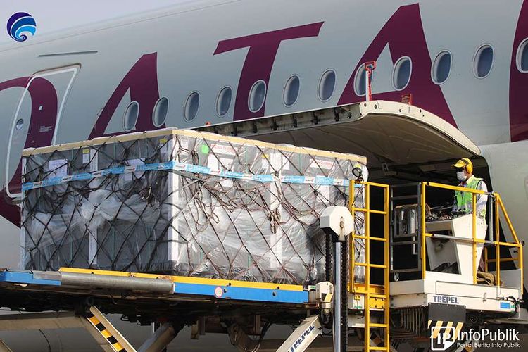 Officials at Soekarno Hatta International Airport receive 1,3 million doses that make up the third batch of AstraZeneca's Covid-19 vaccine on Saturday (8/5/2021)