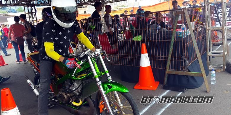 Salah satu peserta di Otomania Speedzone Drag Bike 2016.