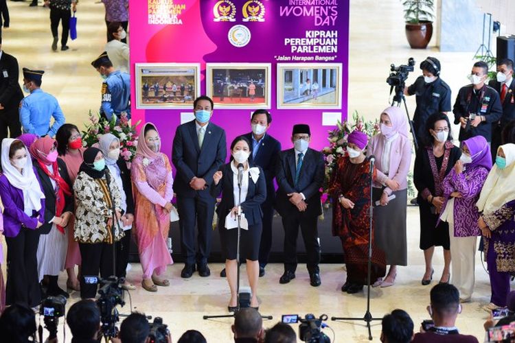 Ketua DPR RI Dr. (H.C.) Puan Maharani saat membuka pameran foto yang bertempat di selasar Gedung Nusantara II, Senayan, Jakarta, Senin (8/3/2021). 
