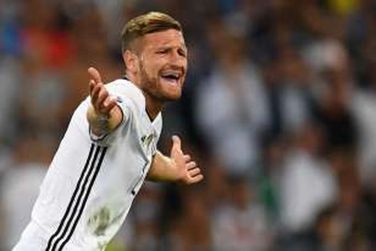 Shkodran Mustafi membela Jerman saat melawan Perancis pada semifinal Piala Eropa di Stade Velodrome, 7 Juli 2016.
