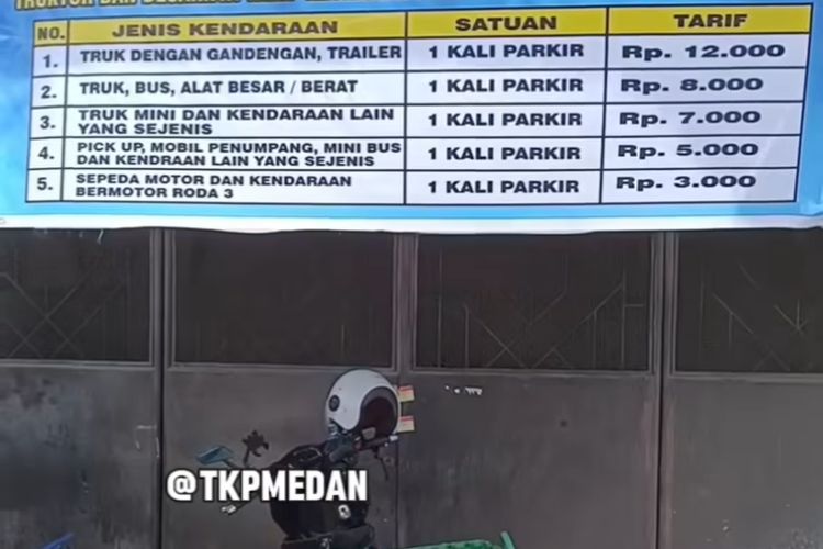 Potongan gambar spanduk berisikan tarif parkir yang baru di Kota Medan