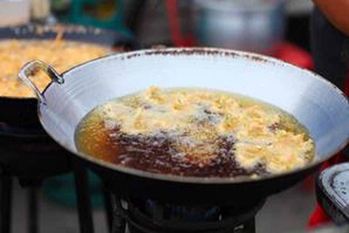 Terlalu cepat memasukkan bahan makanan ke dalam minyak bisa membuat makanan menyerap minyak berlebihan dan merusaknya. 