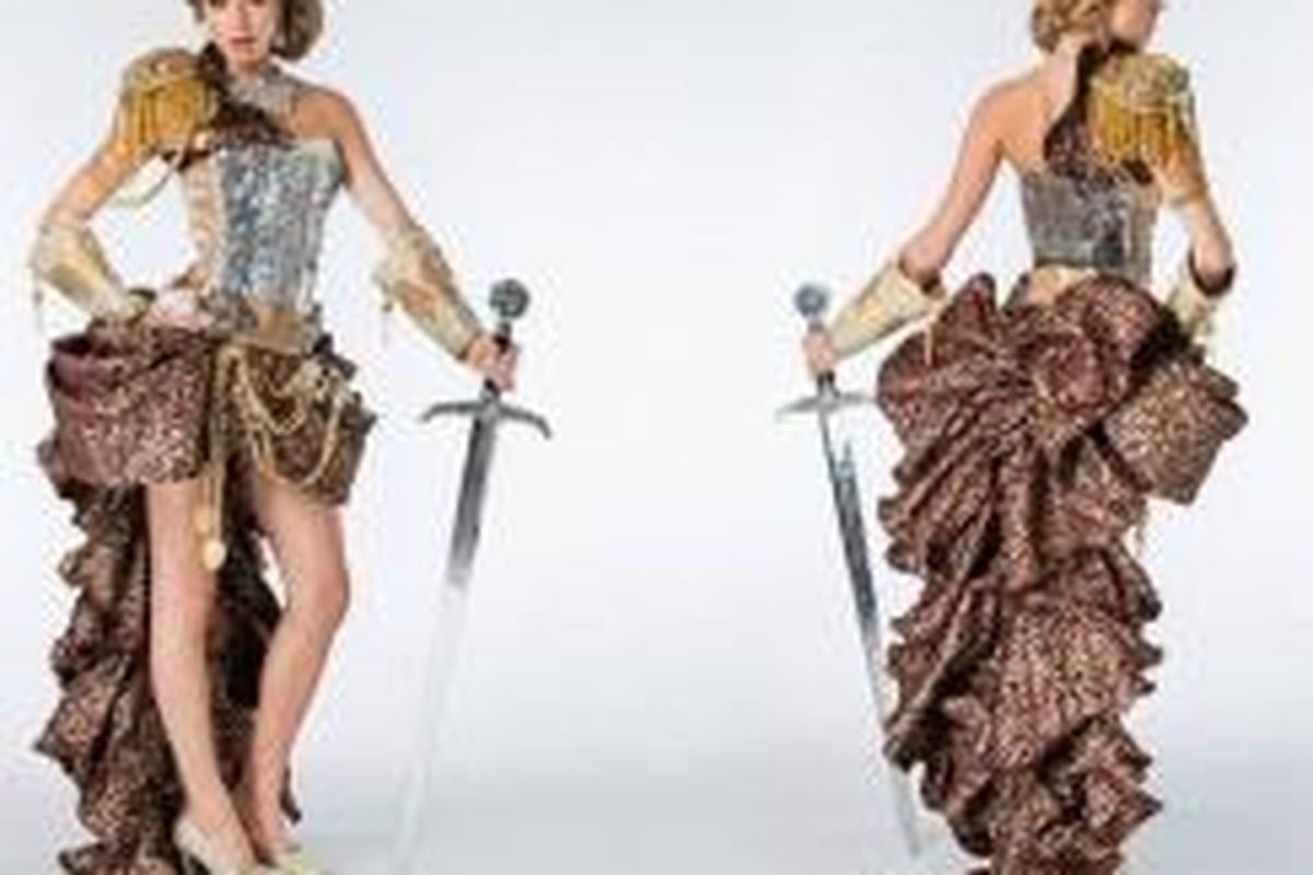 Miss Swedia Universe 2013 menggunakan baju bergaya abad pertengahan untuk national costume Miss Universe 2013.