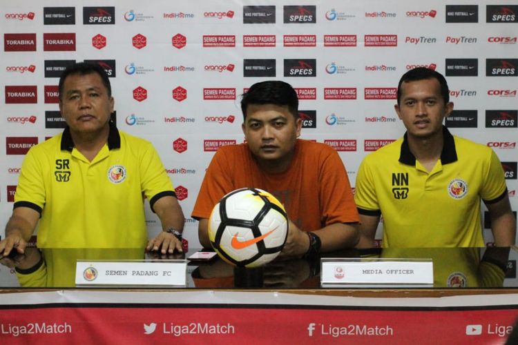 Pelatih Semen Padang Syafrianto Rusli memberi keterangan pers jelang lawan Kalteng Putra