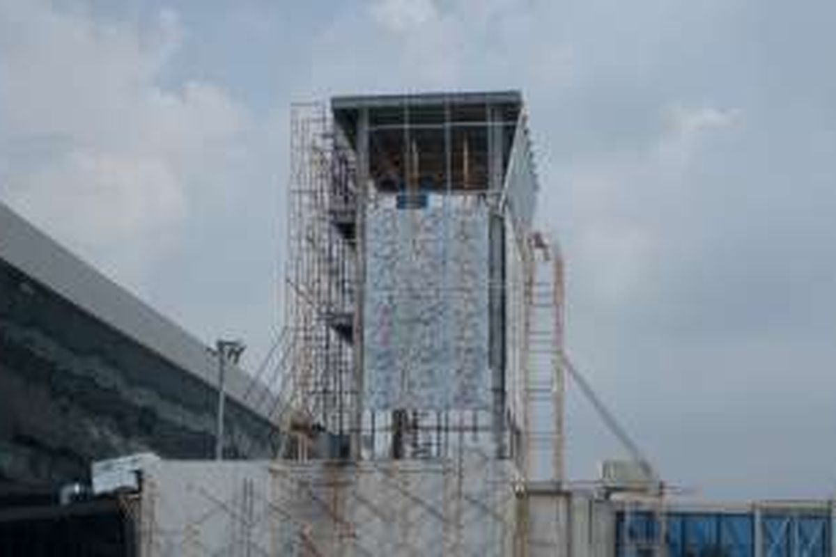 Suasana pembangunan tower di proyek perluasan Terminal 3 Bandara Soekarno-Hatta, Kamis (7/7/2016). Tower tersebut menjadi salah satu prasyarat yang harus dipenuhi PT Angkasa Pura II sebelum menerima izin operasi dari Kementerian Perhubungan.