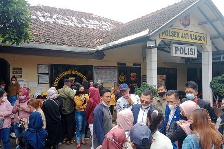 Korban arisan bodong di Sumedang, Jawa Barat, mendatangi Polsek Jatinangor, Senin (28/2/2022).